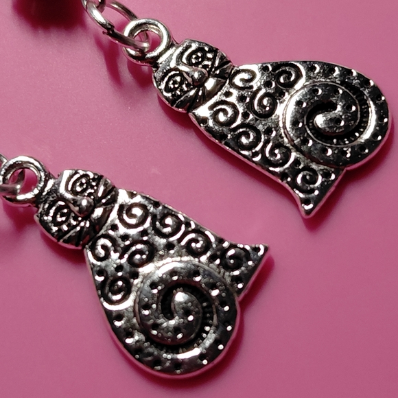 Elegant Silver and Blue Dangle Earrings With Boho Cat Charms 925 Hypoallergenic - Picture 4 of 4